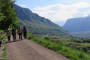 Dolomiten-Bustour mit Frühlingswanderung